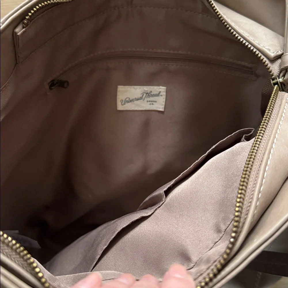 Universal Thread Tote - Picture 4 of 7